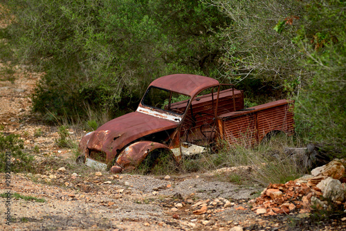 Obraz na plátně Car wreck of a Citroen 2CV pickup