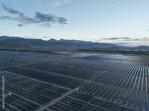 Quadro su tela Large scale solar power photovoltaic power station in Xinjiang Gobi desert lands