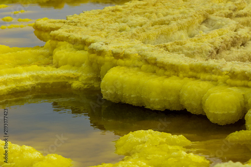 Foto Detail of water pools and sulfur formations in Dallol