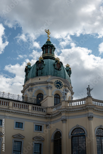 Konstfotografi Dôme baroque du château de Charlottenburg avec statue dorée, Berlin