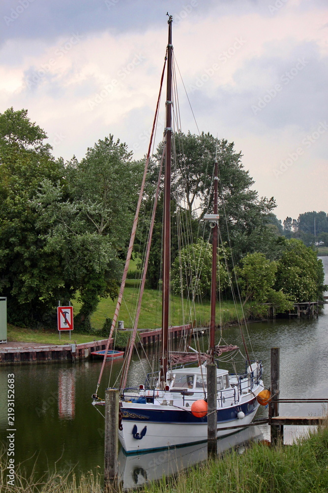 Fototapeta premium Segelboot im Hafen von Hooksiel