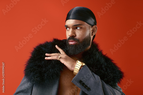 Foto Stylish young african american man exudes confidence against a vibrant backdrop