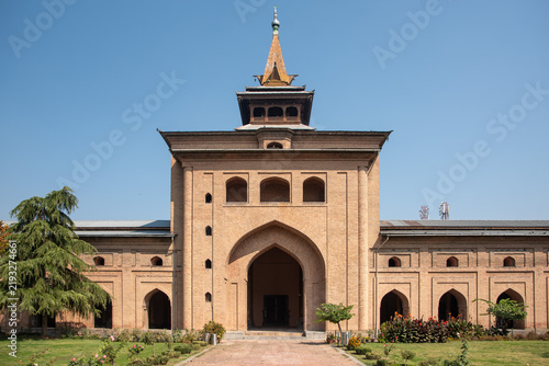 Obraz na płótnie Srinagar es la capital de verano de la región de Jammu y Cachemira, en la India, templos, mezquitas y construcciones antiguas son la atracción de la ciudad