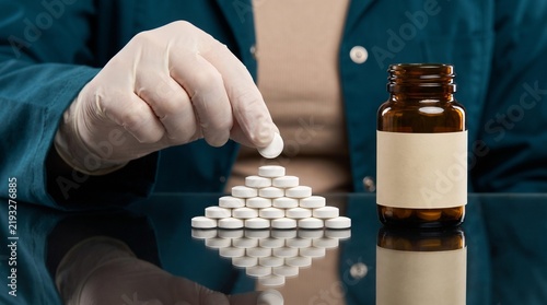 Fotografía pharmaceutical pill counting and medication organization