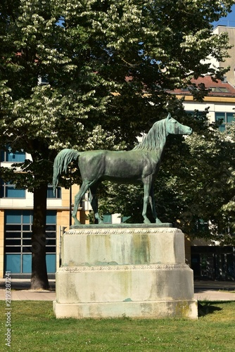 Statue de bronze représentant un cheval pur-sang dans le jardin de l’Esplanade devant le palais de justice de Metz