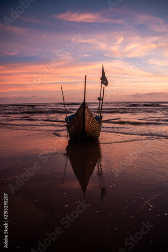 Quadro su tela Mágico e increíble atardecer en la playa de Cox´s Baxar, Bangladesh, la playa más larga del mundo con 120 kilómetros de costa