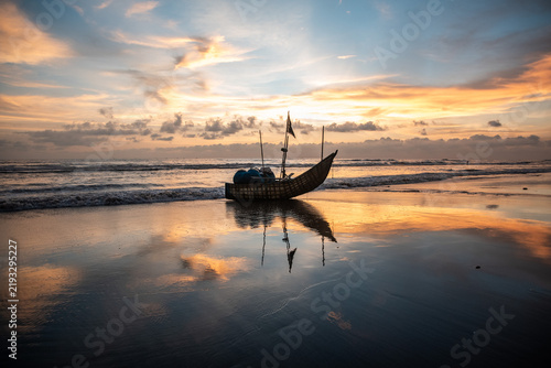 Foto Mágico e increíble atardecer en la playa de Cox´s Baxar, Bangladesh, la playa más larga del mundo con 120 kilómetros de costa