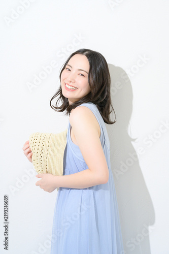 Naklejka 白背景で帽子を持つ日本人女性のビューティイメージ