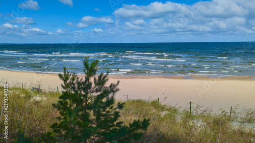 Der Strand im polnischen Ostseebad Misdroy (Międzyzdroje) besticht durch seine faszinierende Kombination aus feinstem, hellem Sandstrand, einer weitläufigen Dünenlandschaft und der Steilküste .