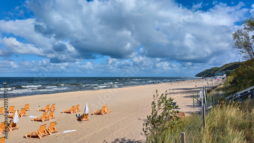 Der Strand im polnischen Ostseebad Misdroy (Międzyzdroje) besticht durch seine faszinierende Kombination aus feinstem, hellem Sandstrand, einer weitläufigen Dünenlandschaft und der Steilküste .