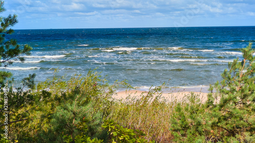 Der Strand im polnischen Ostseebad Misdroy (Międzyzdroje) besticht durch seine faszinierende Kombination aus feinstem, hellem Sandstrand, einer weitläufigen Dünenlandschaft und der Steilküste .