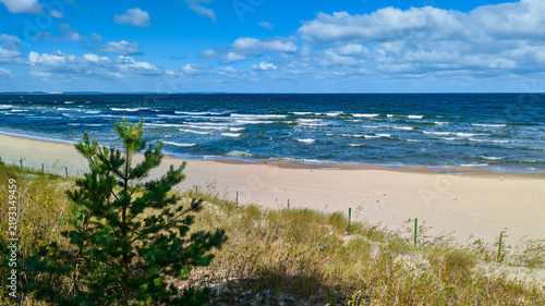 Der Strand im polnischen Ostseebad Misdroy (Międzyzdroje) besticht durch seine faszinierende Kombination aus feinstem, hellem Sandstrand, einer weitläufigen Dünenlandschaft und der Steilküste .