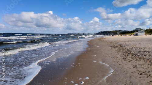 Der Strand im polnischen Ostseebad Misdroy (Międzyzdroje) besticht durch seine faszinierende Kombination aus feinstem, hellem Sandstrand, einer weitläufigen Dünenlandschaft und der Steilküste .