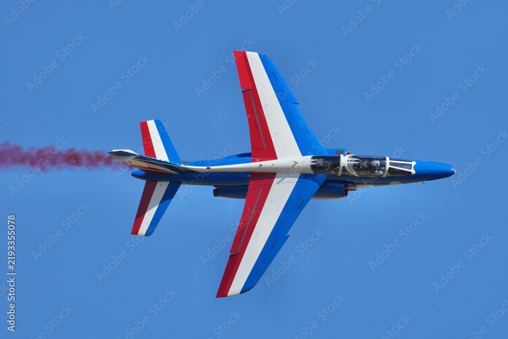 Obraz premium Patrouille de France avion fumée rouge vue coté