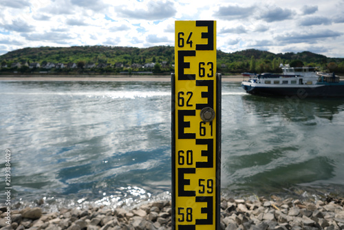 Pegel Braubach am Rhein bei Niedrigwasser - Stockfoto