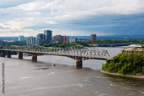 Konstfotografi Alexandra Bridge over Ottawa River connecting Ontario and Quebec in Canada