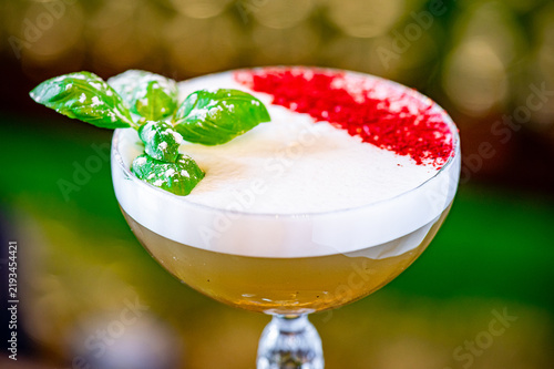 Fotografía Sour cocktail in stemware glass with foam and basil