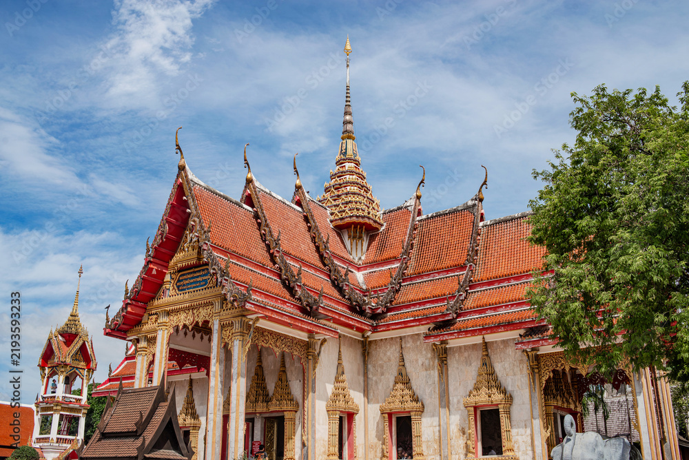 Obraz premium 30 December, 2024. Phuket, Thailand. Wat Intricate Golden Thai Temple Architecture at Wat Chalong Buddhist Complex,