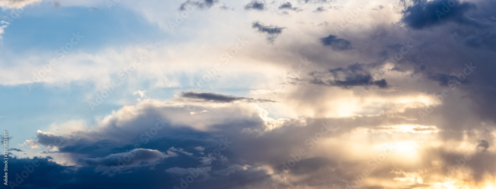 Fototapeta premium Dramatic sky with clouds and sunlight during sunset