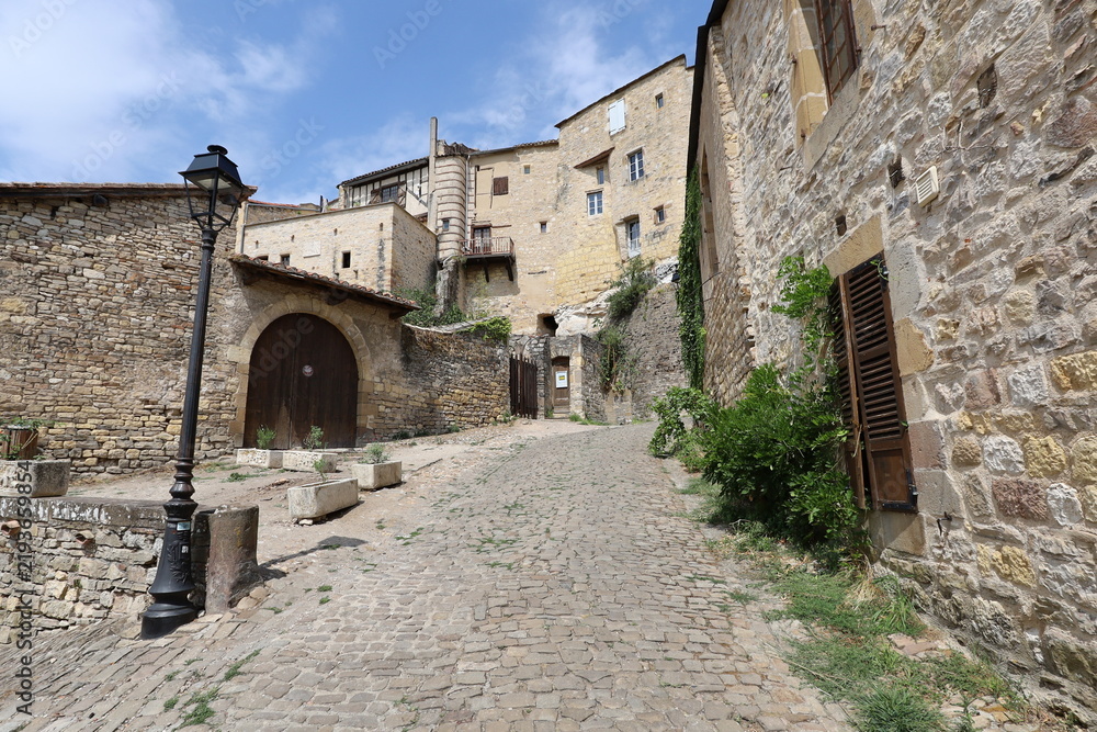 Fototapeta premium Vieille rue pavée, village de Cordes sur Ciel, département du Tarn, France