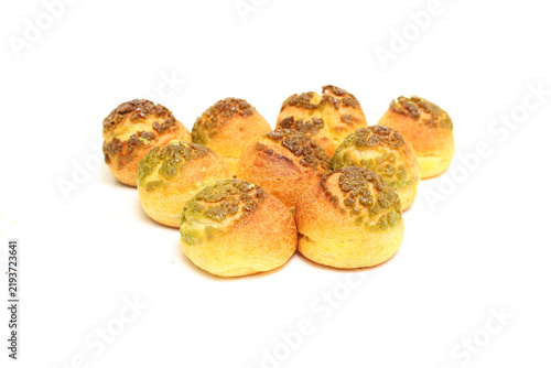 白背景の抹茶味シュークリーム