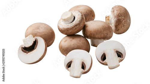 Foto Isolated group of healthy edible raw cremini mushrooms showing whole and cut pie