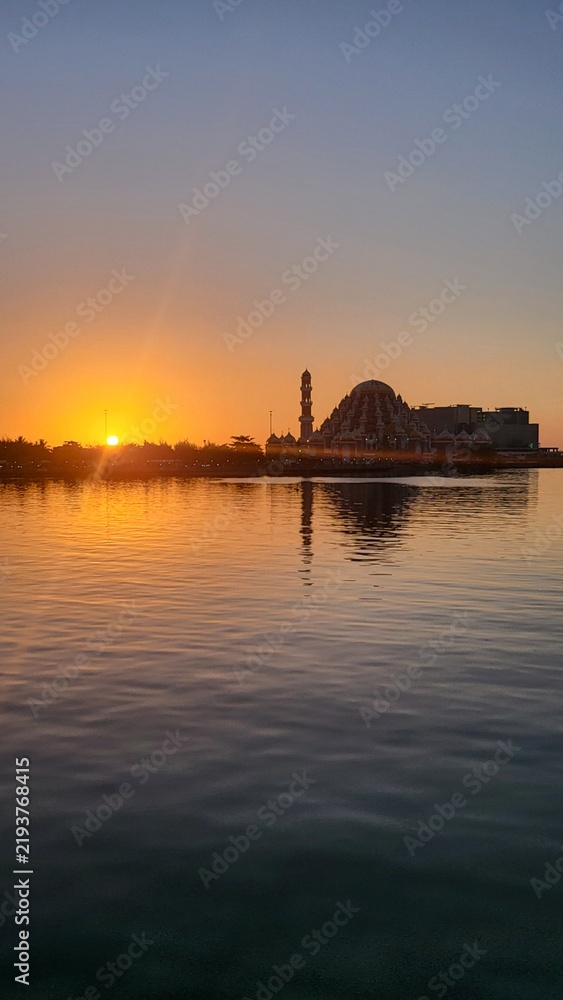 Naklejka premium Sunset at Losari Beach with 99 Domes Mosque in Makassar, Indonesia