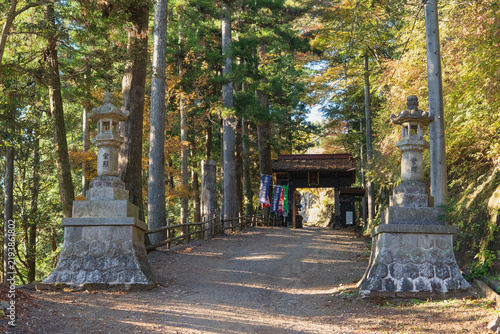 Obraz na płótnie 秋の子ノ権現天龍寺の参道に佇む一対の大きな石灯籠と歴史ある黒門の風景