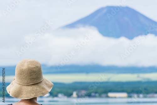 Naklejka 後ろ姿の女性と富士山｜山中湖・湖畔から夏の富士山を眺める女性・日本の風景