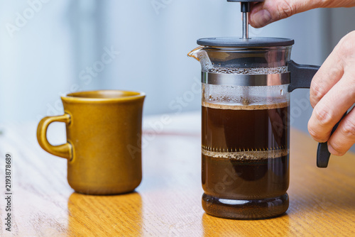 Naklejka フレンチプレスでコーヒーを淹れる手元