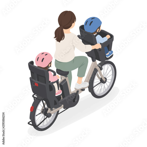子供を乗せた自転車で移動する日本人親子の後ろ姿
