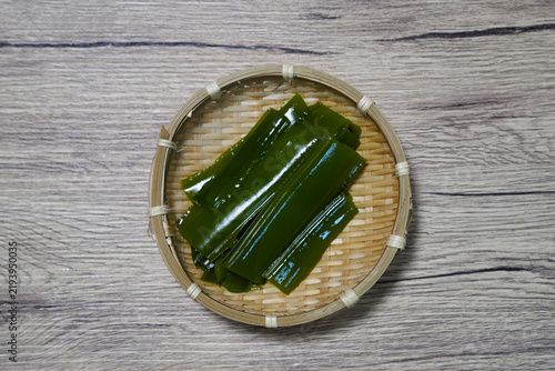Fotografie 肉厚で歯ごたえのある茹でたて茎わかめ
