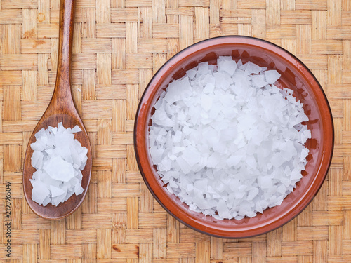 Foto Magnesium chloride flakes on spoon and bowl.
