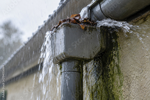 Obraz na płótnie 落ち葉で詰まり集水器から溢れ出す雨水