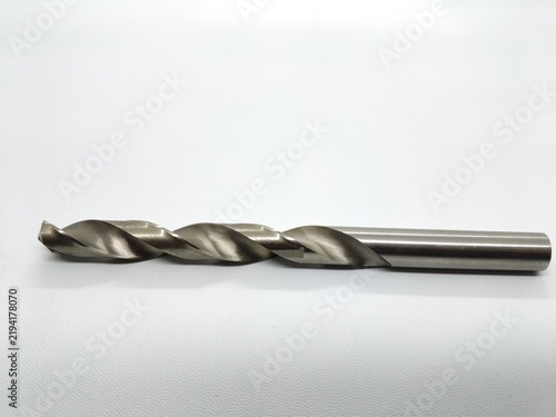 Foto Isolated metal twist drill bit on a clean white background