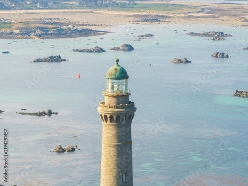 Konstfotografi Coupole et lanterne du phare de l'île vierge à Plouguerneau avec le littoral du