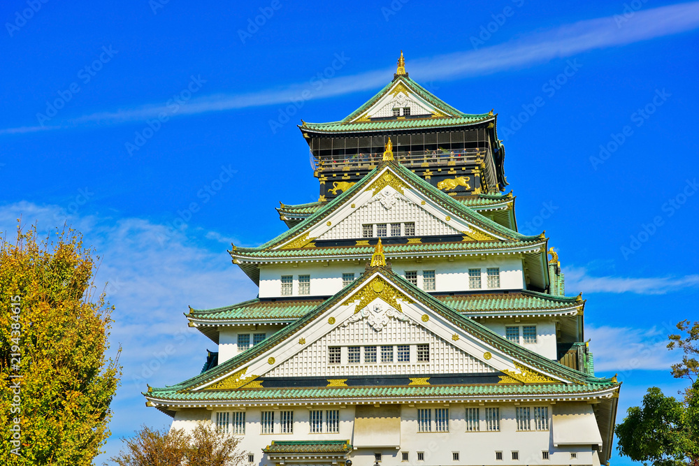 Fototapeta premium View of the Osaka Castle in autumn in Osaka, Japan.