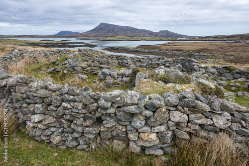 Konstfotografi Iron age wheelhouse, near Loch Shornaraigh / Loch Hornaraigh with Eaval in the b