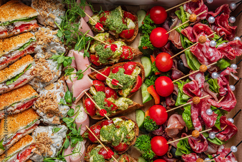 Obraz na plátne Colorful platter of delicious appetizers featuring fresh ingredients at a summer