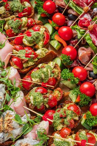 Foto Delicious assortment of colorful appetizers served at a vibrant outdoor gatherin