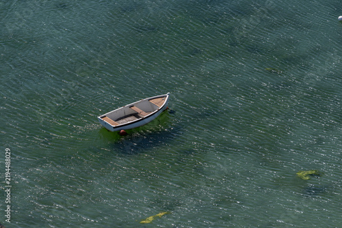 Barca solitaria en costa de aguas cristalinas 