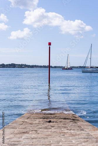 Barcos de vela navegando en la costa