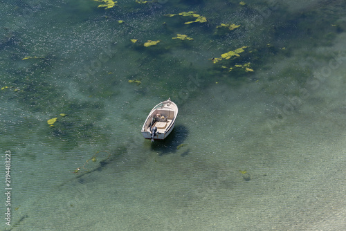 Barca en costa de aguas cristalinas 