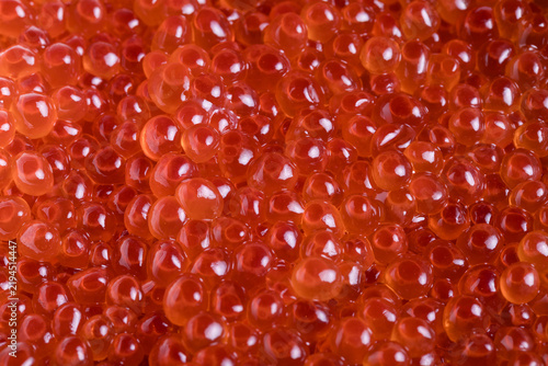 Foto Close-Up of Fresh Salmon Caviar (Ikura) with Vibrant Orange Pearls and Glossy Te