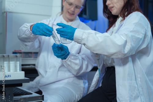 Quadro su tela scientist testing water quality sample for microplastics and chemical contaminants in laboratory