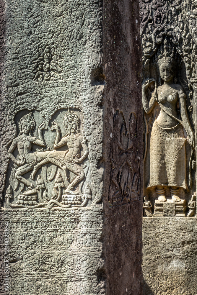Obraz premium Close up of an Apsara dancers stone carving in Bayon temple in Angkor, Siem Reap, Cambodia
