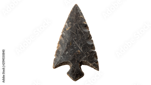 Foto Ancient stone arrowhead weapon artifact isolated on dark background