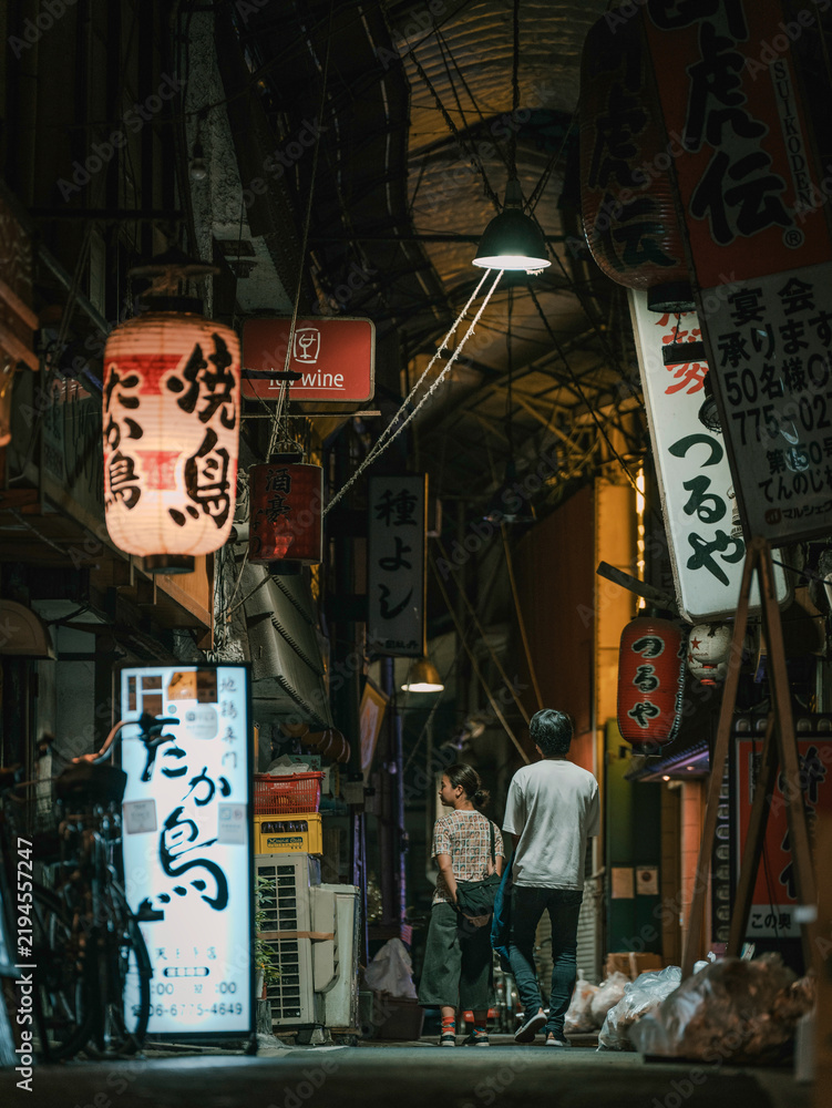 Obraz premium 夜の商店街,阪和商店街/Night market street scene with neon signs and lanterns