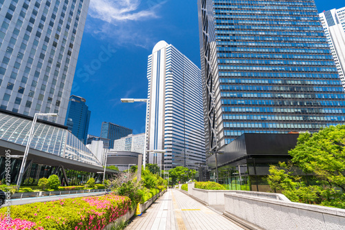 Plakat 新宿副都心に立ち並ぶ高層ビルとオフィス街の風景 