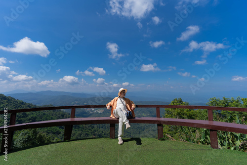 Foto A tourist stands at a mountain viewpoint, gazing at the skyline scenery at Mon Jam, Chiang Mai, Thailand